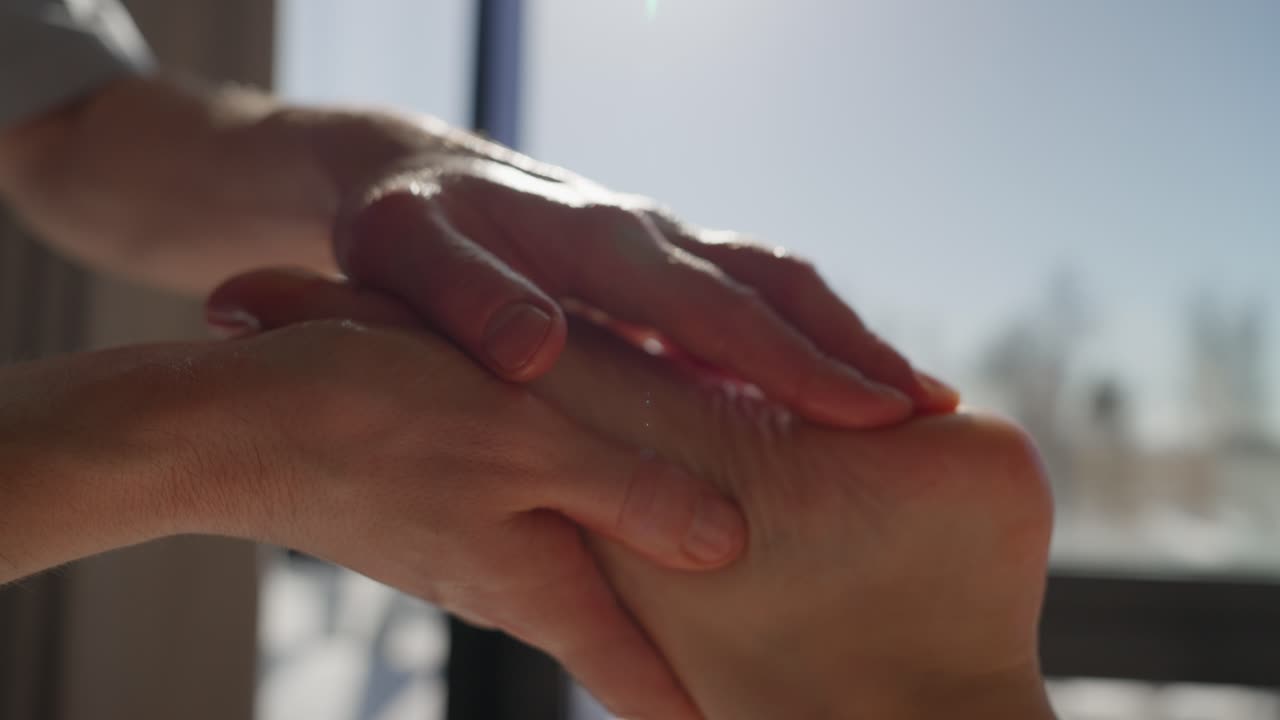 Primo piano di mani che fanno un massaggio rilassante ai piedi