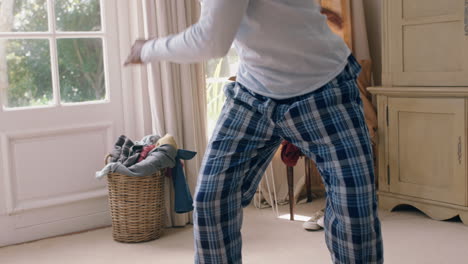 Gracioso-Hombre-Afroamericano-Bailando-En-El-Dormitorio-Divirtiéndose-Celebrando-Sentirse-Positivo-Disfrutando-De-Un-Estilo-De-Vida-Exitoso-Haciendo-Un-Baile-Tonto-En-Casa-El-Fin-De-Semana-Por-La-Mañana-Usando-Pijamas