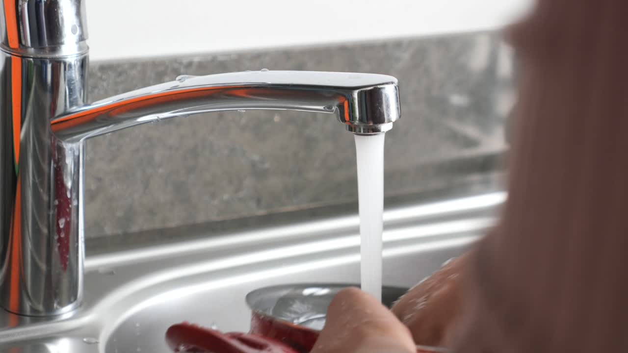 lavando platos en la cocina