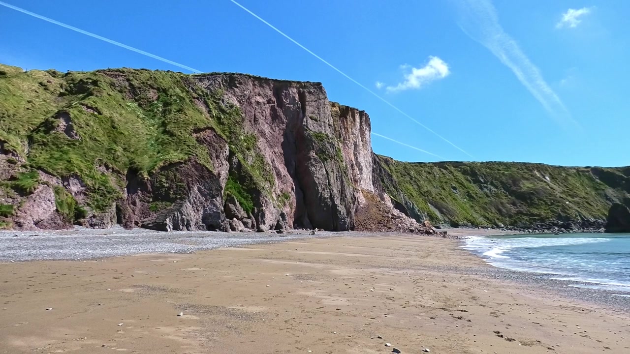 Crollo di scogliere marine ed erosione costiera sulla costa irlandese, nella Copper Coast di Waterford, a causa dell'innalzamento del livello del mare e del riscaldamento globale