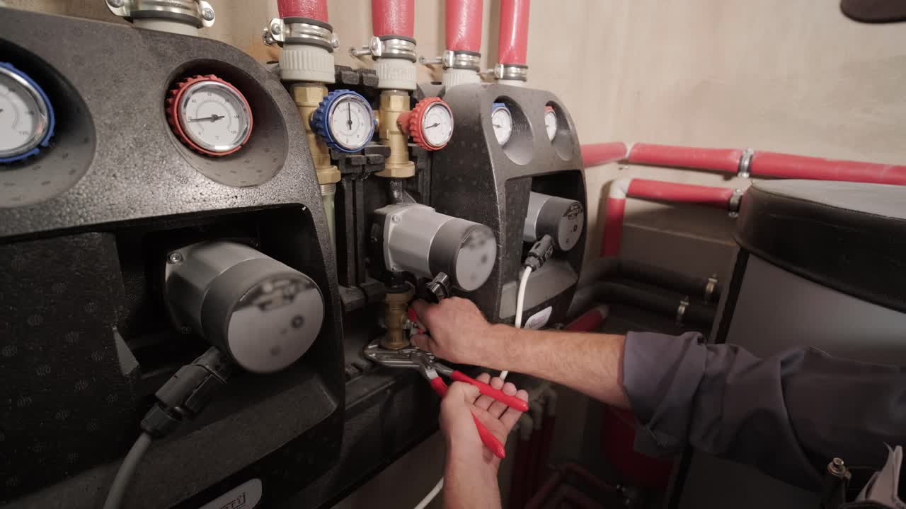 hvac 기술자는 난방, 환기 및 에어컨 시스템을 설치합니다.