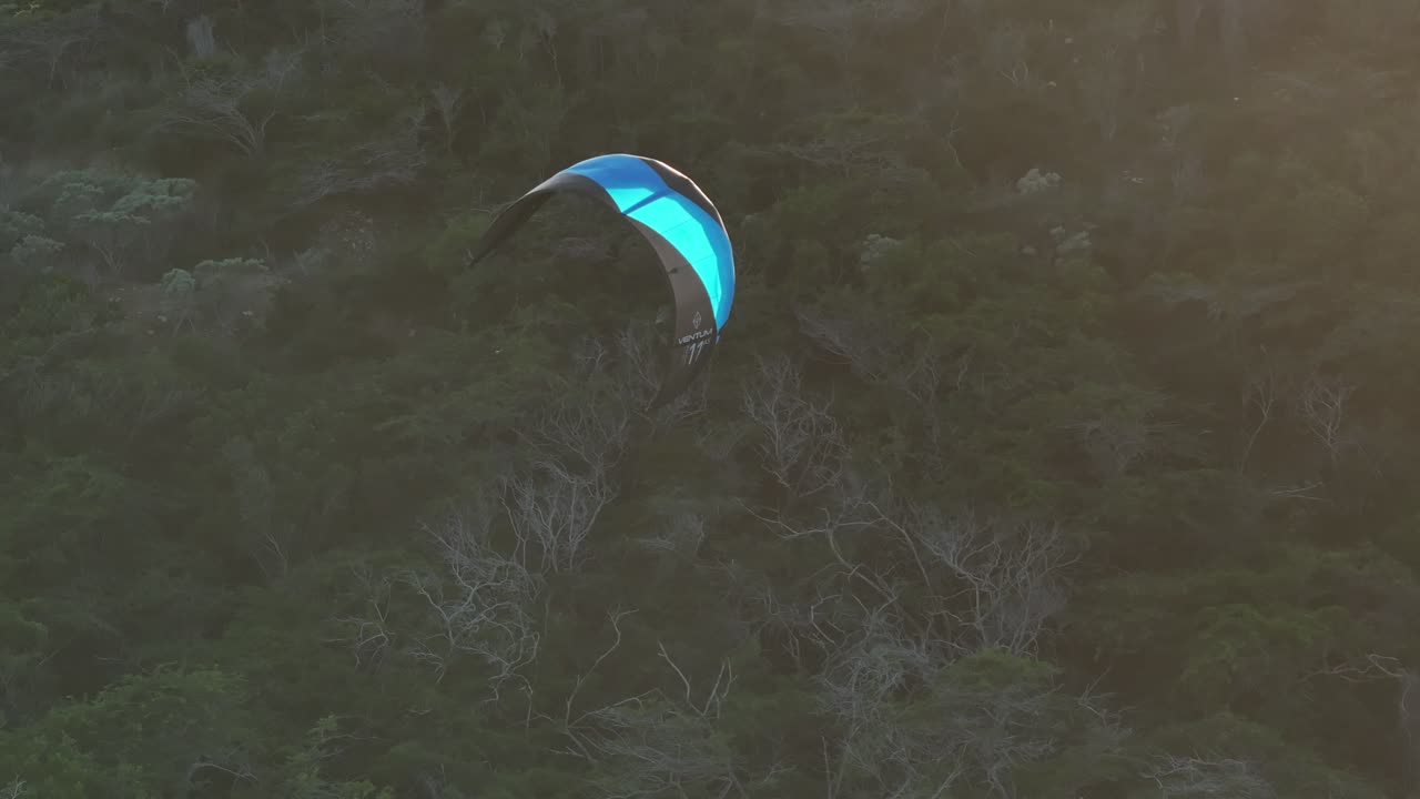 kitesurf en un paisaje forestal