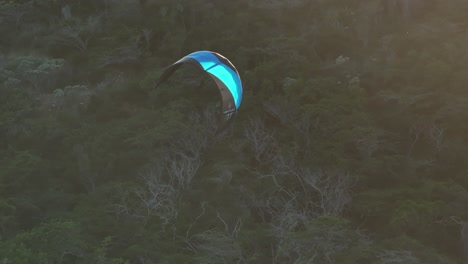 kitesurf en un paisaje forestal