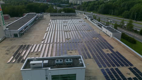 Una-Gran-Variedad-De-Paneles-Solares-Encima-De-Un-Hipermercado-Europeo-En-Helsinki,-Finlandia.