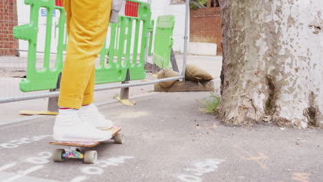 Nahaufnahme-Von-Freundinnen-Beim-Skateboarden-Entlang-Der-Stadtstraße