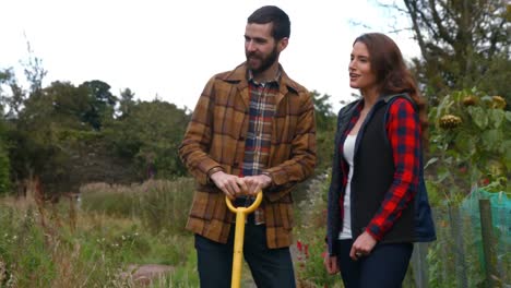 Pareja-Sonriente-Lista-Para-La-Jardinería