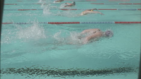 Mehrere-Frauen-Rennen-Auf-Die-Andere-Seite-Des-Pools