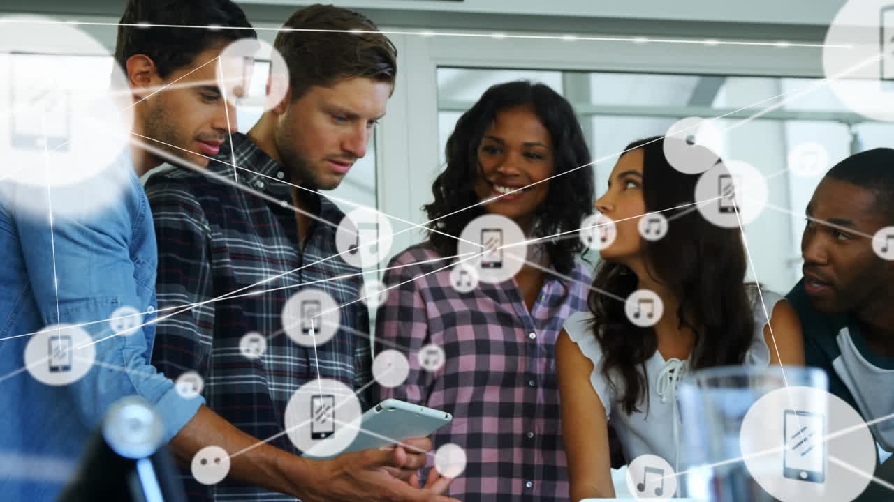 animación de una red de iconos digitales sobre un equipo de diversos colegas discutiendo juntos en la oficina