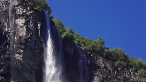 Impresionante-Vista-De-La-Cascada-De-Las-Siete-Hermanas-En-El-Fiordo-De-Geiranger,-Noruega