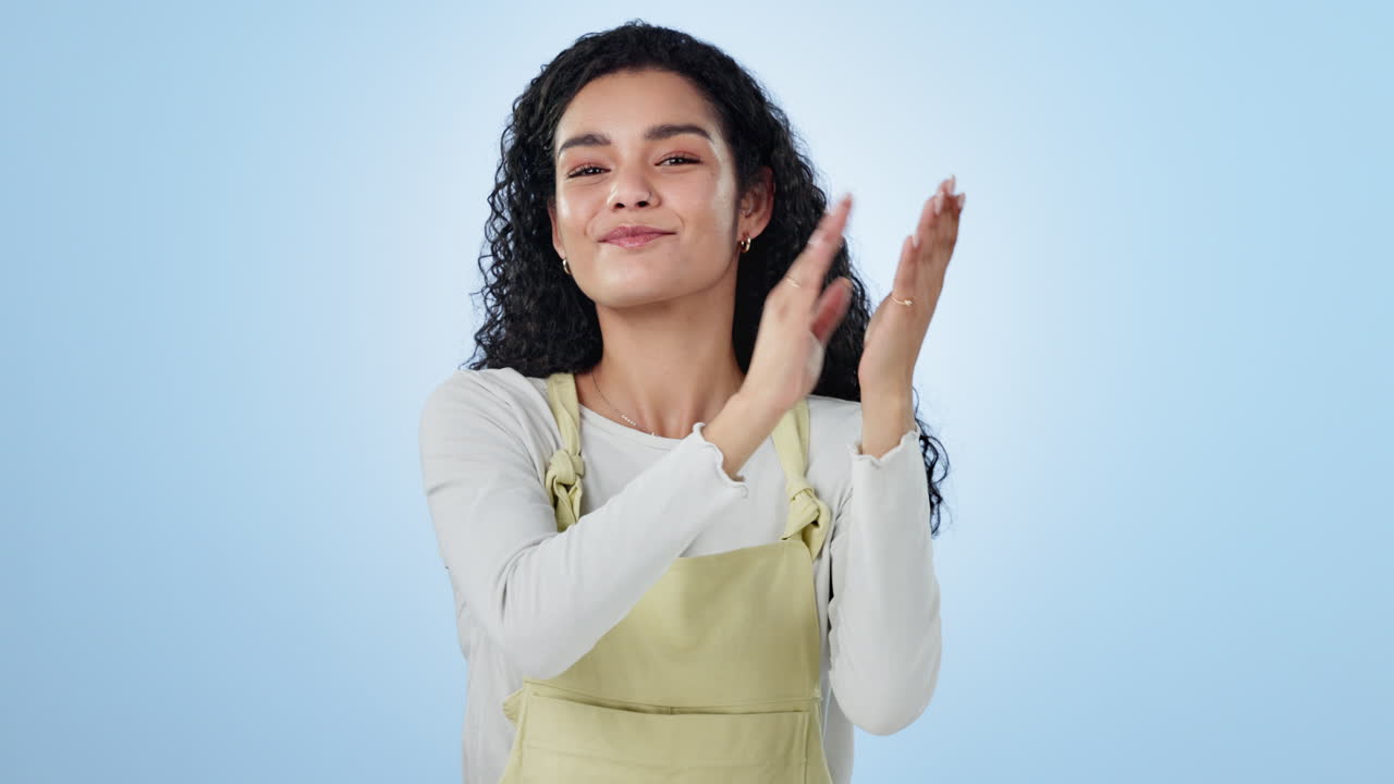 mujer, cara y aplausos en el estudio por el éxito