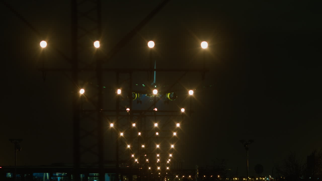 aproximación de aterrizaje de avión nocturno