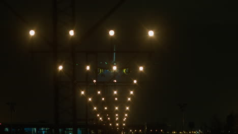 aproximación de aterrizaje de avión nocturno