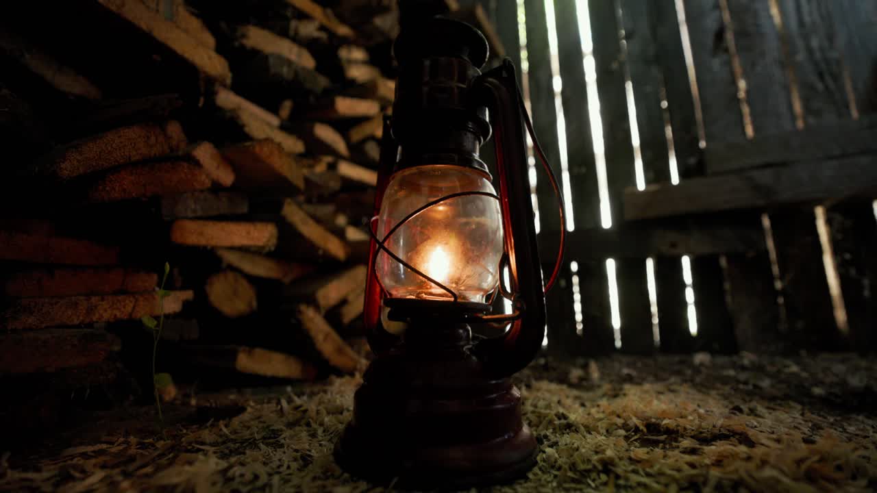 lámpara de gas de queroseno de época que brilla dentro del cobertizo de madera