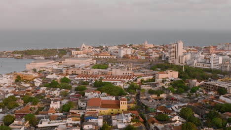 Aerial-footage-moving-in,-focusing-on-old-town-Cartegena,-Colombia