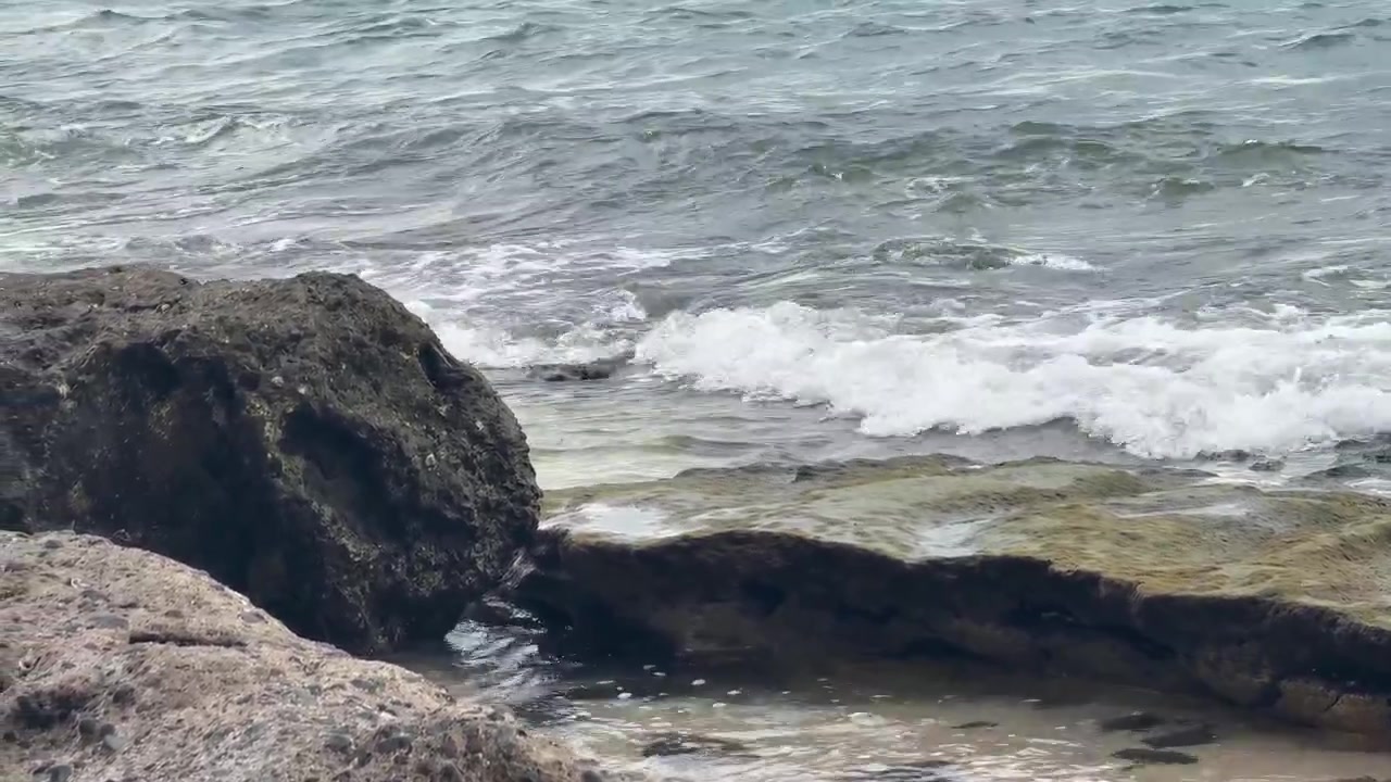 Onde oceaniche delicate che lambiscono la costa rocciosa
