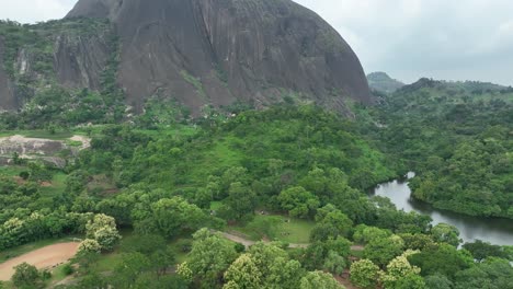 Antenne---Zuma-Felsmonolith,-Abuja,-Nigeria,-Umgekehrte-Neigung-Nach-Unten-Offenbaren