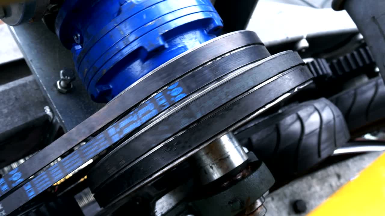 mecanismo industrial en la sala de máquinas del teleférico