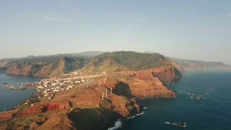 Isla-De-Madeira-Con-Vistas-A-La-Ciudad-De-Caniçal-En-Una-Costa-Escarpada,-Aérea