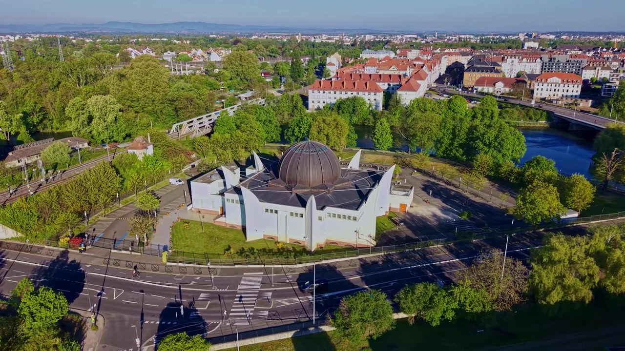 Panoramica con drone sopra la Grande Moschea di Strasburgo e il paesaggio urbano circostante