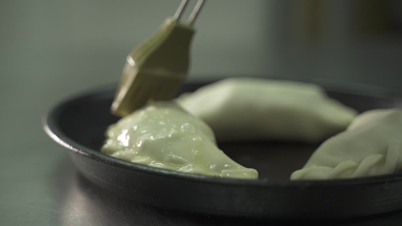 실리콘 브러시를 사용하여 오일로 칠한 엠파나다 페이스트리