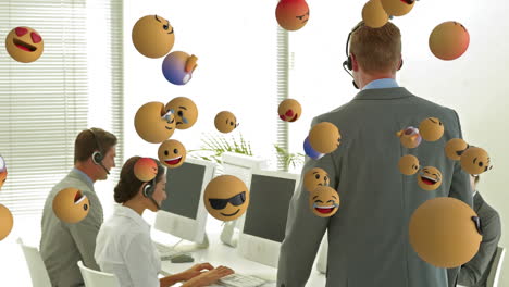 animación de emoji cayendo sobre personas de negocios que usan auriculares de teléfono