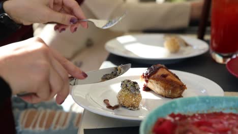 personas comiendo tapas en un restaurante