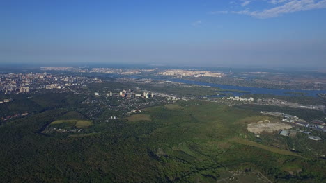 Vista-Panorámica-De-La-Ciudad-Moderna-Desde-Arriba-Volando-Drone.-Vista-Aérea-De-La-Ciudad-Moderna