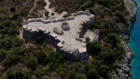 Fantastica-Toma-Aerea-Circular-Ya-Corta-Distancia-Sobre-El-Castillo-De-Porto-Palermo-En-Albania-Y-Visualizando-El-Maravilloso-Paisaje