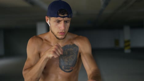 deportista boxeador masculino entrena velocidad y coordinación con una pelota de tenis