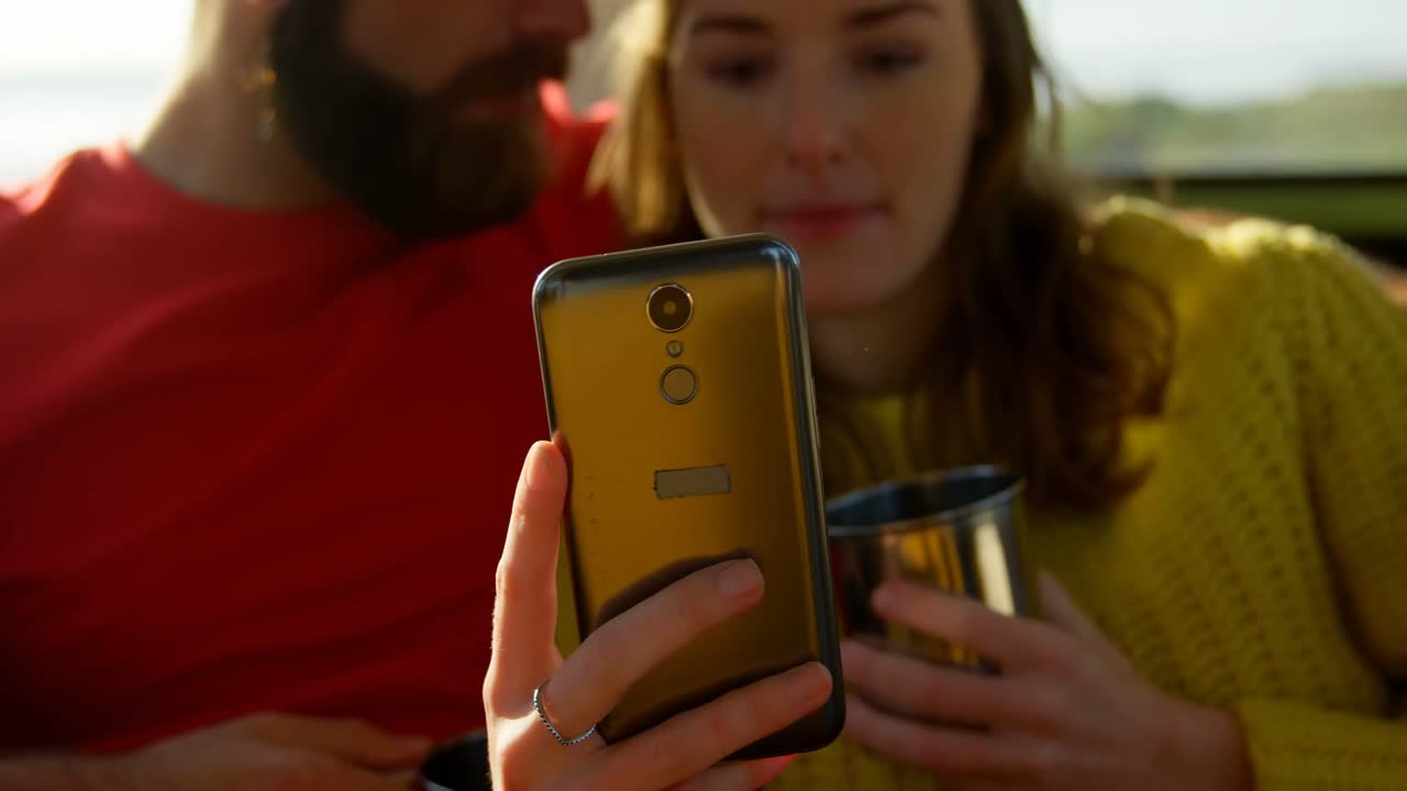 primer plano de una pareja usando el teléfono móvil en un día soleado 4k