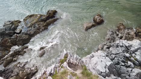 Wellen-Mit-Halber-Geschwindigkeit-Schlagen-Auf-Felsen-An-Der-Küste-Von-Tofino-Auf-Der-Insel-Vancouver