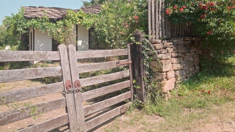 Puerta-De-Entrada-Al-Jardín-Con-Barrotes-De-Madera-Y-Cadena-Cerrada