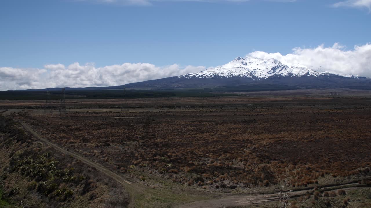 amplia toma de establecimiento del monte ruapehu rodeado de hermosas nubes en nueva zelanda