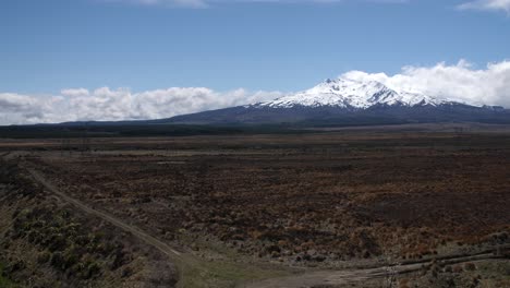 amplia toma de establecimiento del monte ruapehu rodeado de hermosas nubes en nueva zelanda