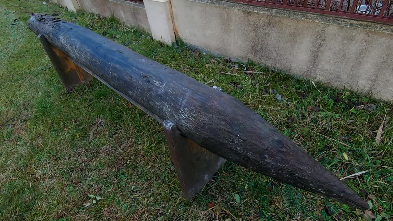 antiguo pico de madera de afilado húmedo en la zona del museo