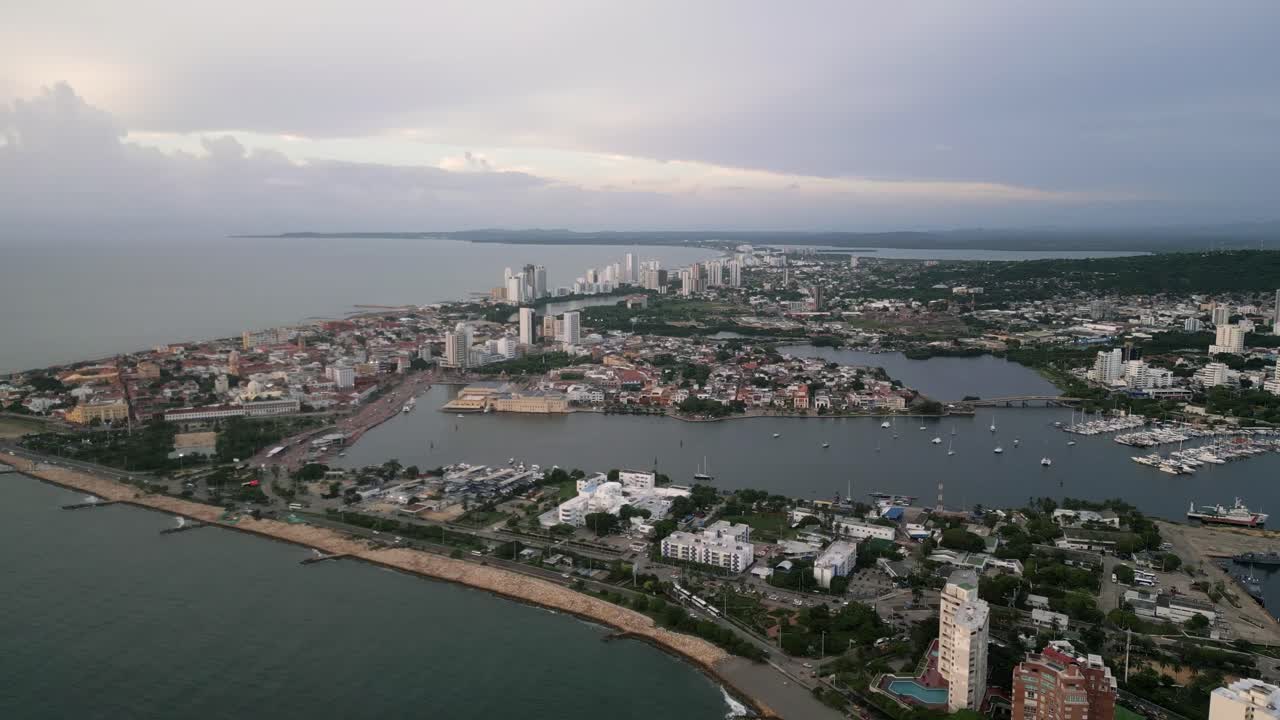 Vista aerea di Cartagena de Indias, città portuale sulla costa caraibica della Colombia, con grattacieli e moderni edifici alberghieri