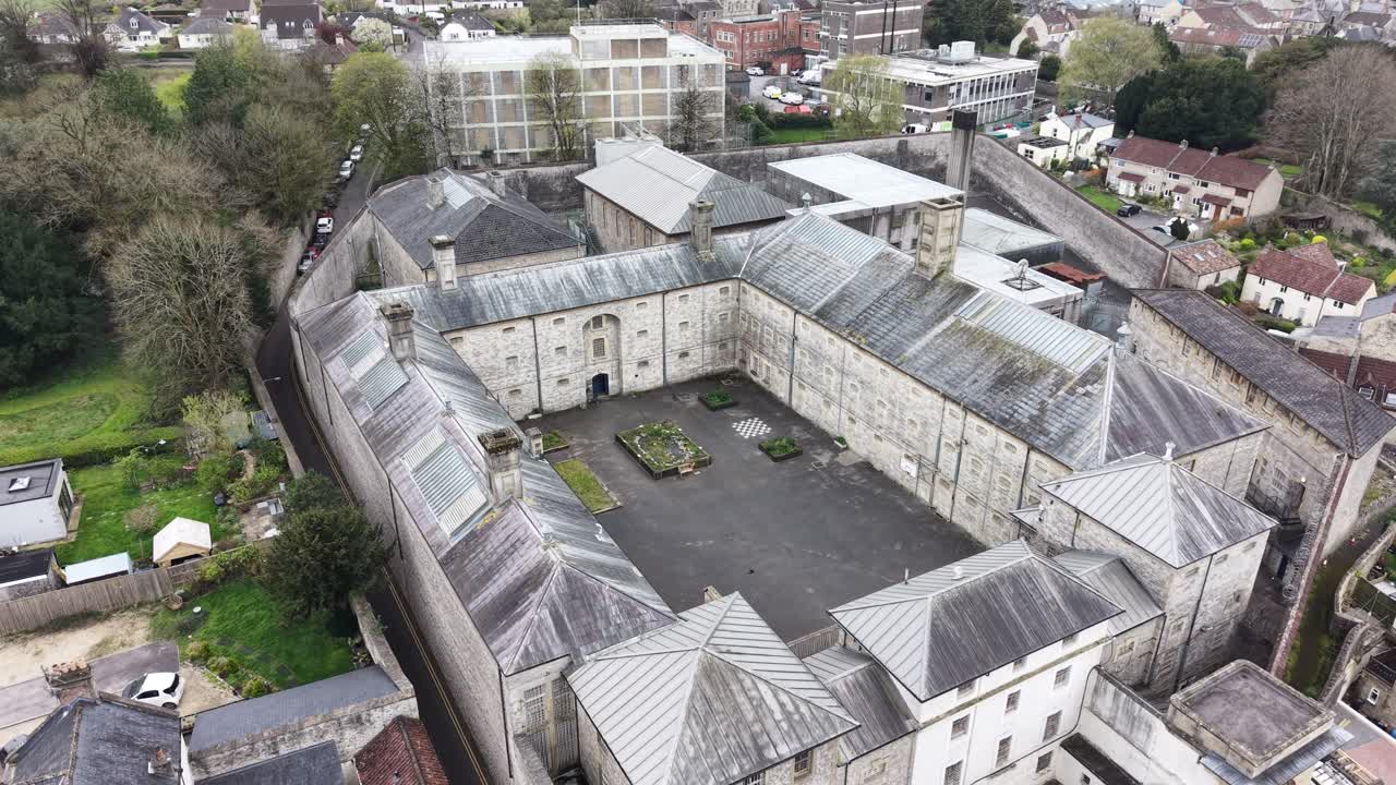 Nedlagt fængsel i Shepton Mallet, Somerset, Storbritannien – droneoptagelse med indrykning.
