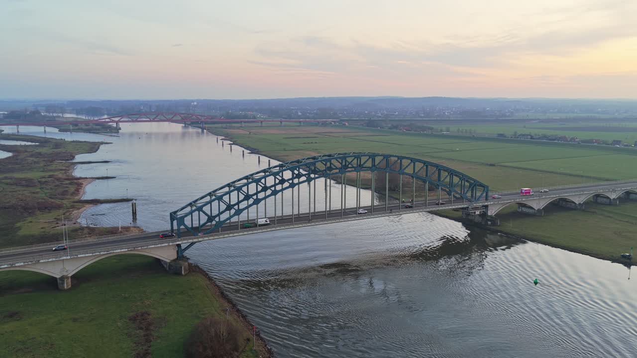 Clip video aerea del traffico stradale su Spoorbrug De IJsselbrug