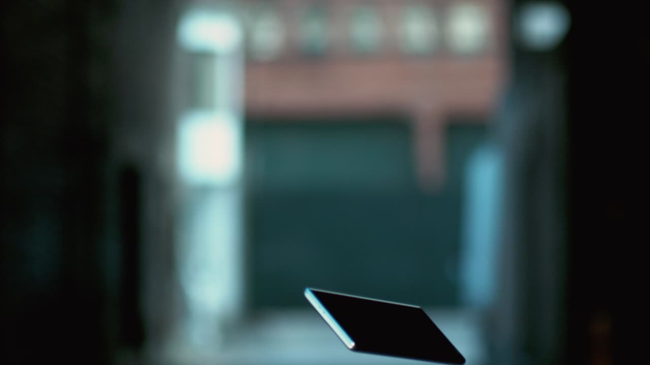 ⁇ 드폰이 흐려진 배경으로 움직임을 멈추고 있습니다.