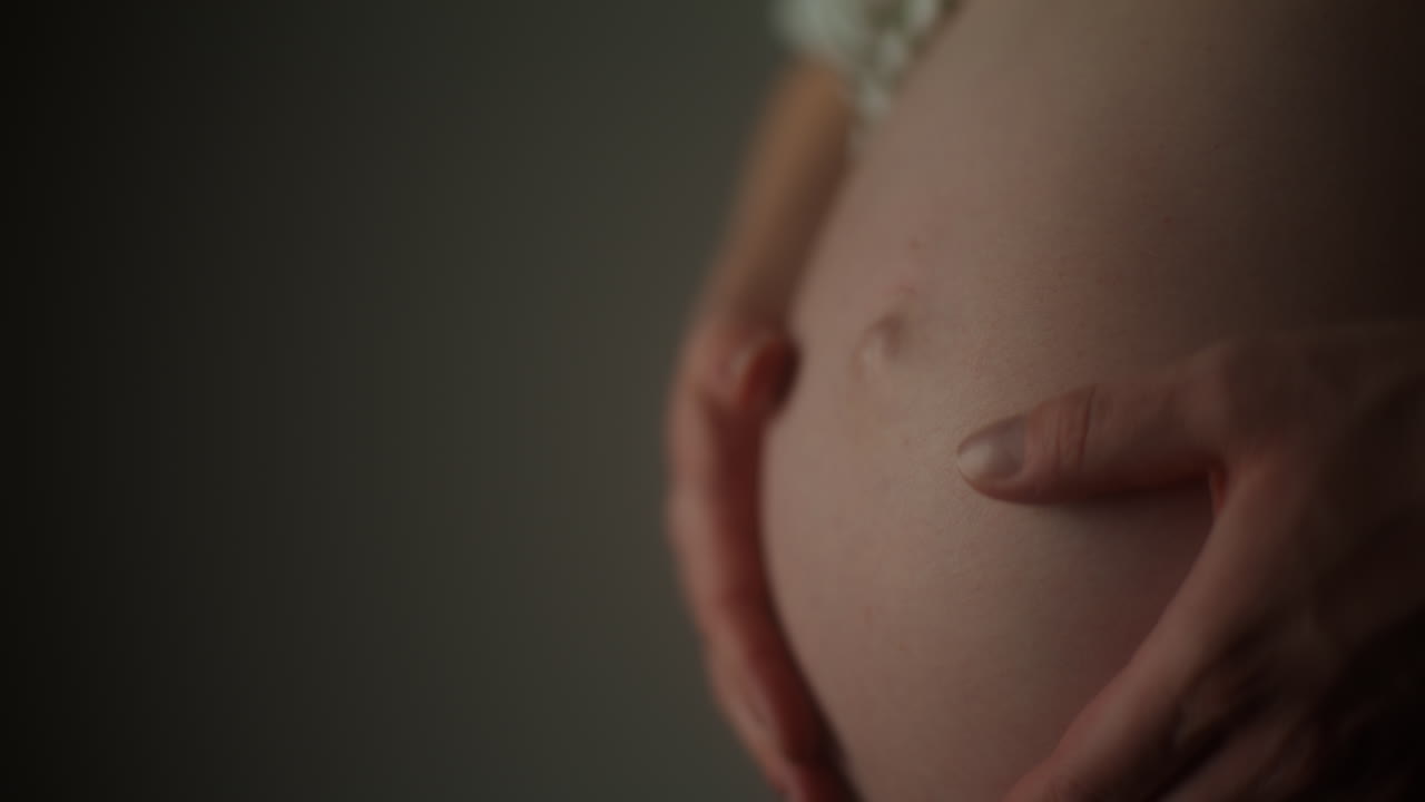 mujer embarazada cerca del vientre