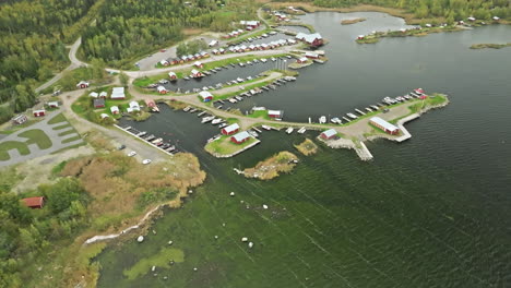 vista aérea panorámica de barcos atracados en la bahía de la marina con casas rojas durante el otoño en finlandia