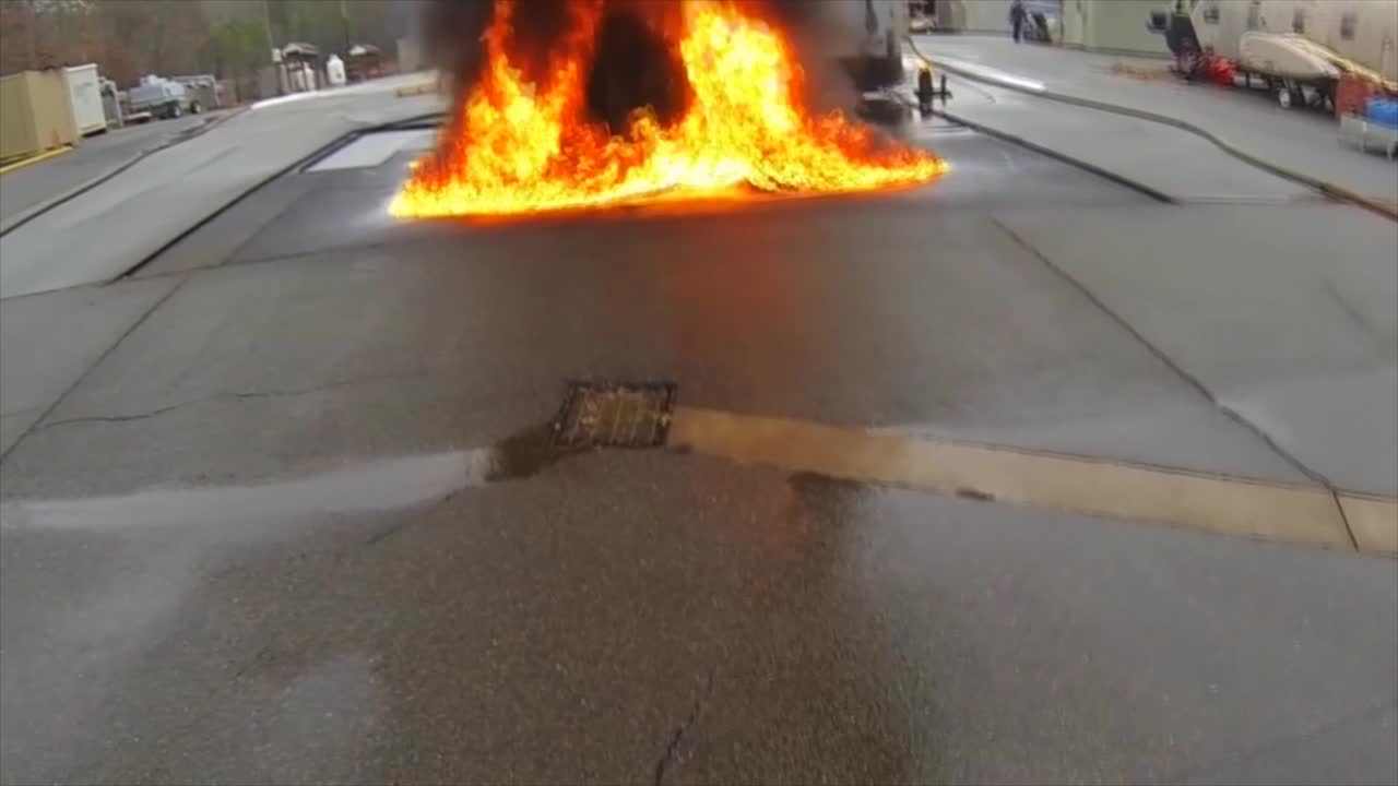 소방관들이 모의 비행기 추락 사고에서 격렬한 화학 화재와 싸우다 9