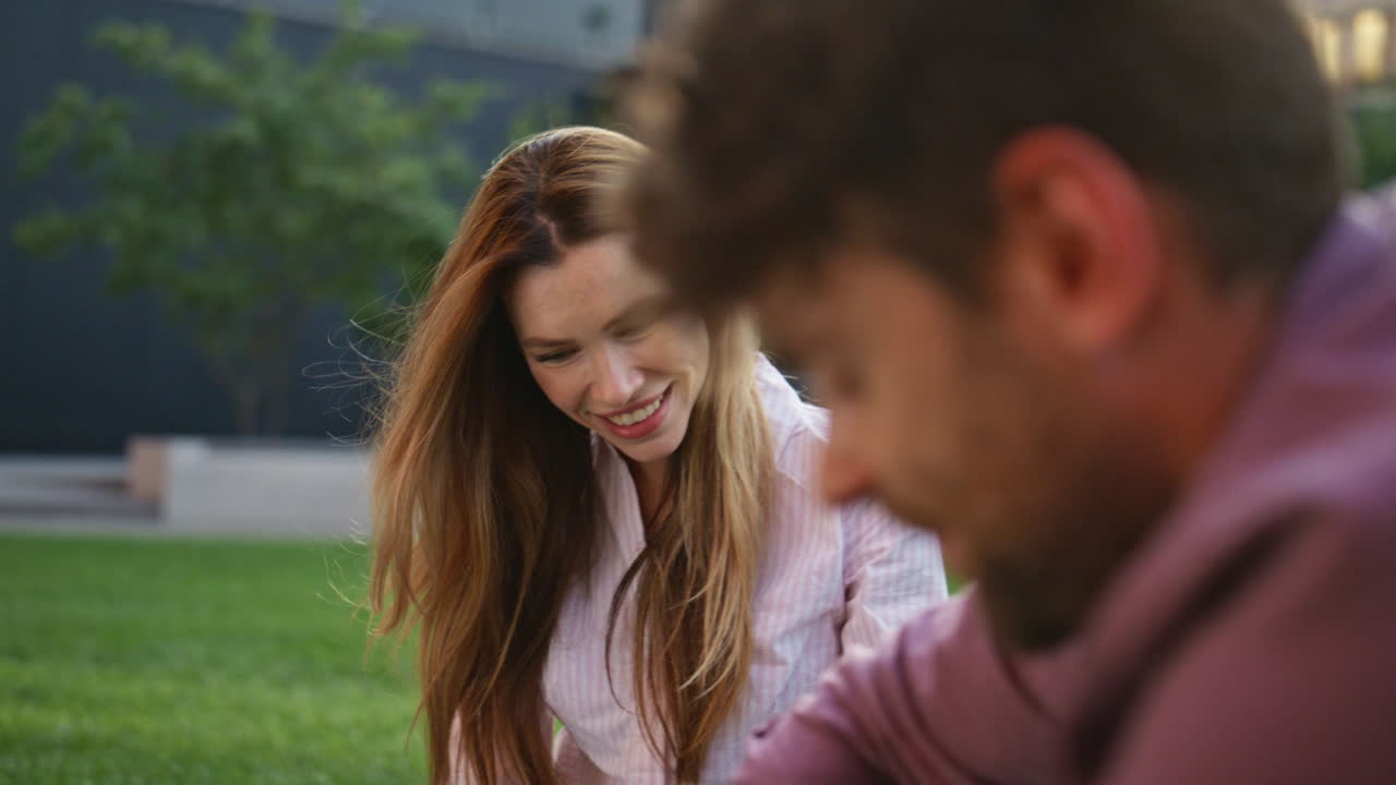 chica coqueteando disfrutando de una cita tocando el cabello de cerca. pareja feliz bebiendo café