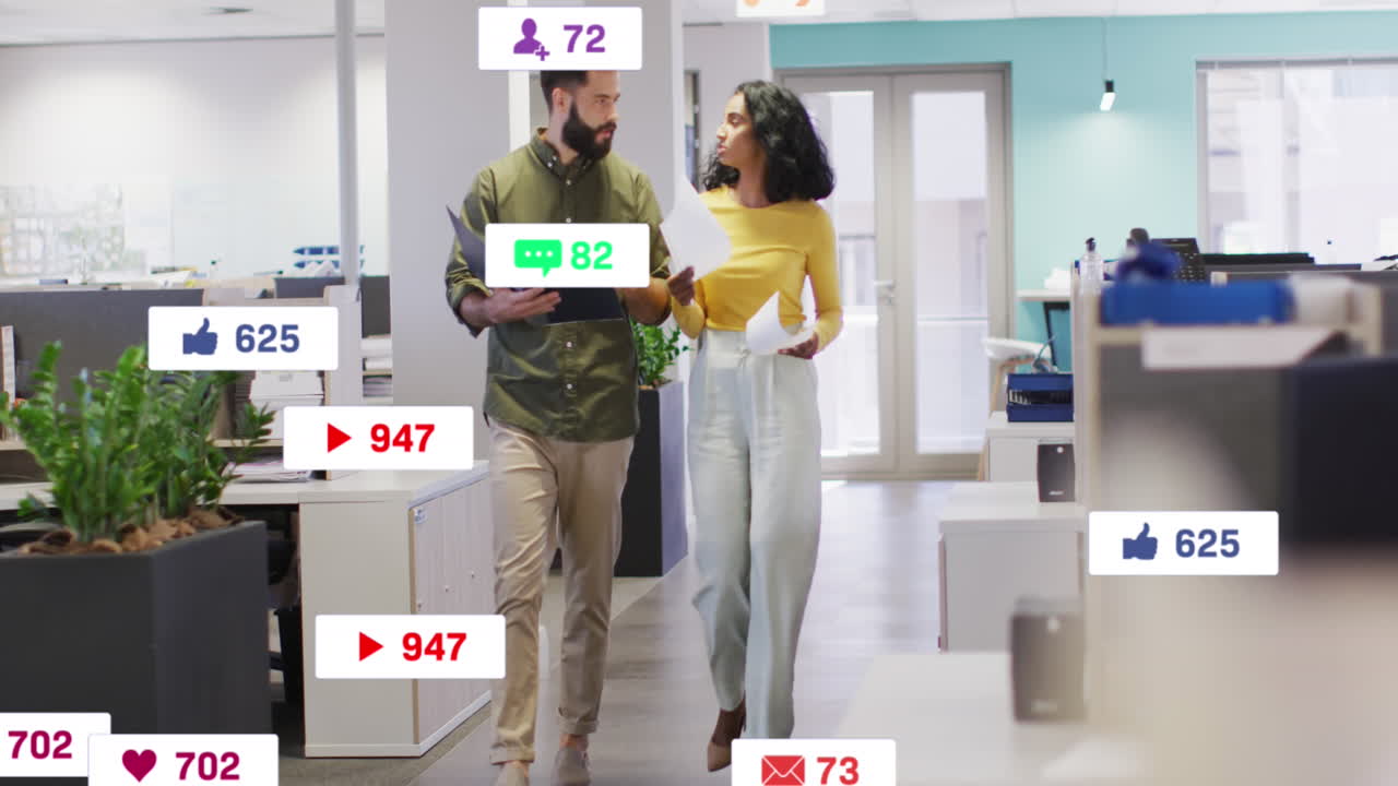 animación de barras de notificación sobre diversos compañeros de trabajo discutiendo mientras caminan en la oficina