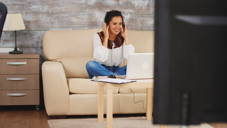 Mujer-Usando-Auriculares-Durante-Una-Videollamada