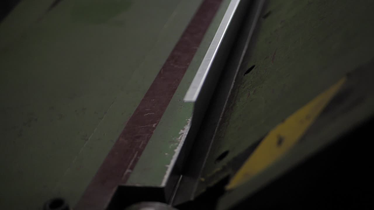 무거운 장치에 금속 구부리기