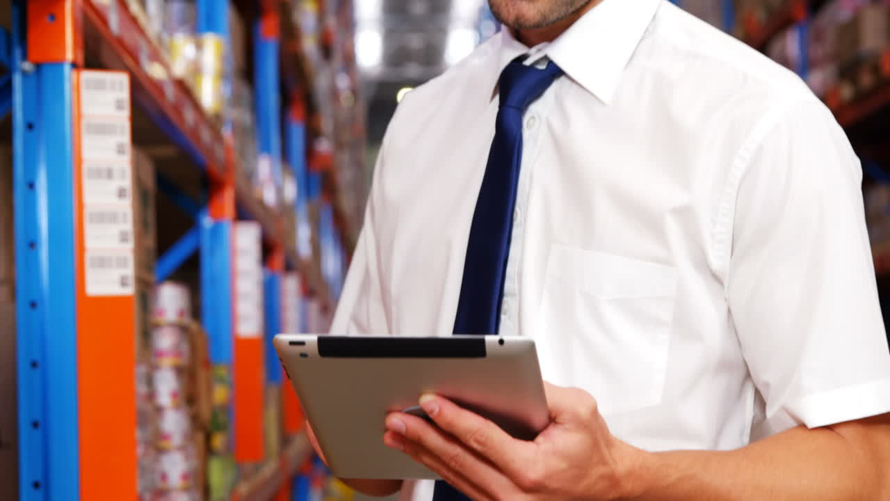 gerente de almacén usando su tableta