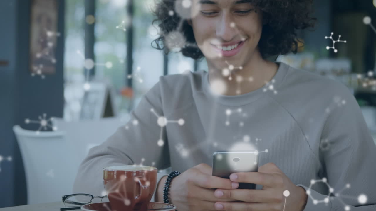 animación de moléculas sobre el hombre usando un teléfono inteligente