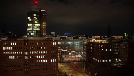 el horizonte de hamburgo y el tráfico del puente por la noche