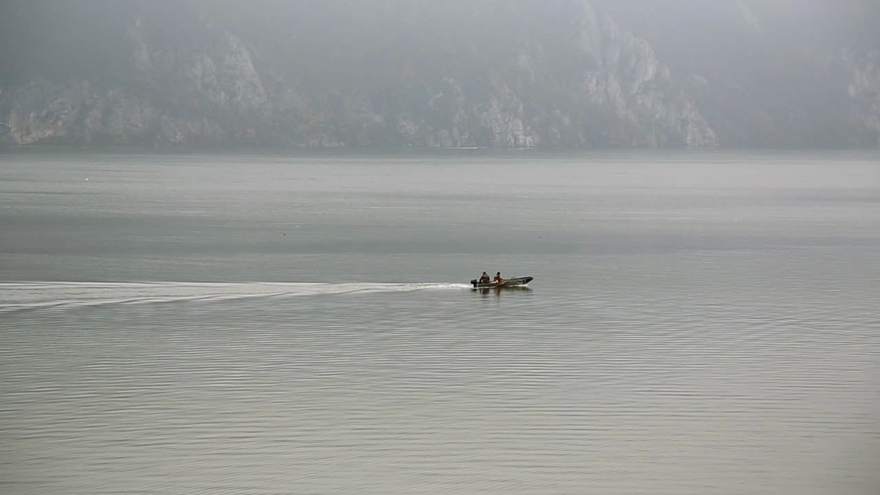 모터 보트를 가진 어부